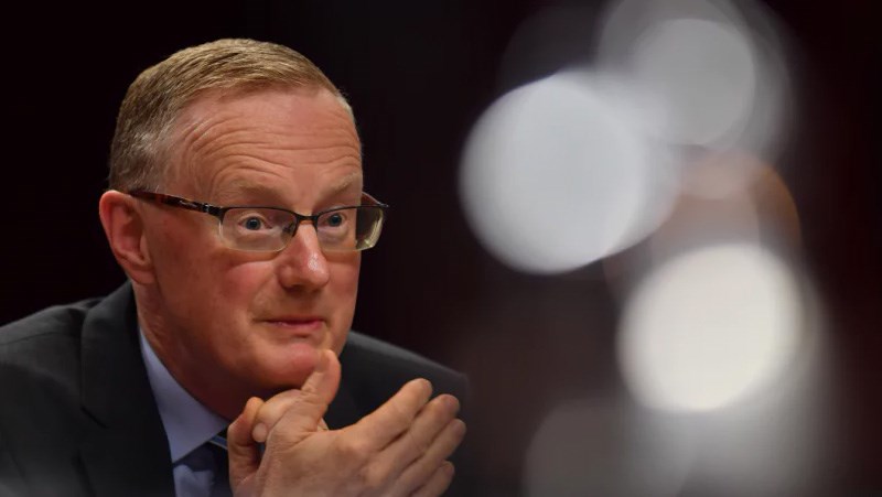 RBA holds rates despite signs economy struggling